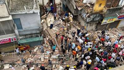 दिल्ली के सब्जी मंडी इलाके में 5 मंजिला बिल्डिंग गिरी, मलबे से निकाले 2 बच्चों की मौत...