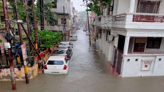 उत्तर प्रदेश में Heavy rain का कहर, 13 लोगों की मौत; 2 दिन स्कूल बंद, जानिए कहां-कहां Alert