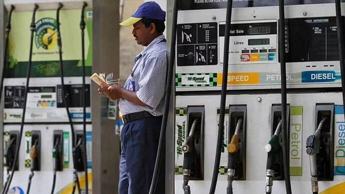 Petrol-Diesel Price in India : कच्चे तेल की कीमतों में बड़ी गिरावट, सरकारी कंपनियां पुराने रेट पर अड़ी