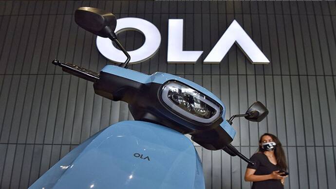 Ola Electric Scooter पर ड्राइविंग के साथ कर सकते हैं स्टंट ! CEO Bhavish Aggarwal ने  शेयर किया वीडियो