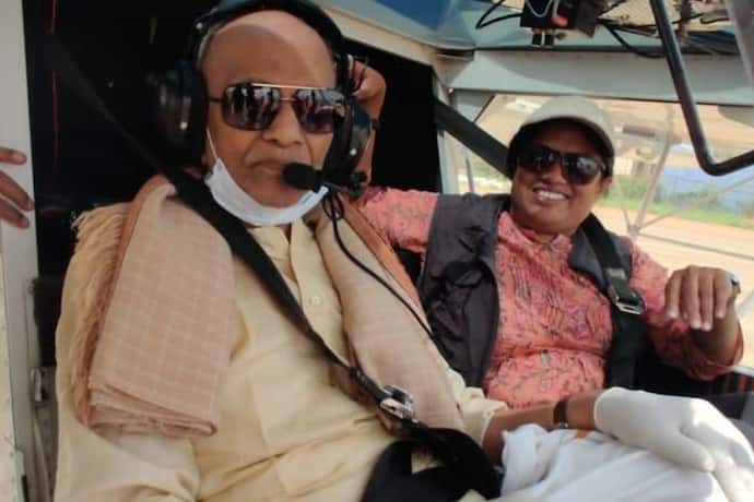 100 साल के बुजुर्ग को परिजनों ने दिया सरप्राइज गिफ्ट, उत्साह देखकर हैरान हुआ पायलट
