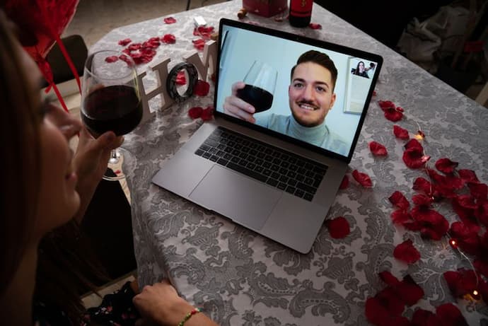 Virtual Dating: প্রেম বজায় রাখতে ভার্চুয়াল ডেটিং-ই ভরসা, এক্ষেত্রে মেনে চলুন এই কয়টি জিনিস