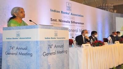 भारत को SBI जैसे 4-5 और बैंकों की जरूरत, वित्त मंत्री ने IBA को देशव्यापी डिजीटल मैपिंग करने कहा