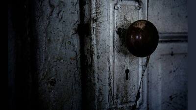 घर के अंदर रहस्यमयी दरवाजा देख खुश हुआ कपल, लेकिन खुलते ही निकल पड़ी महिला की चीख