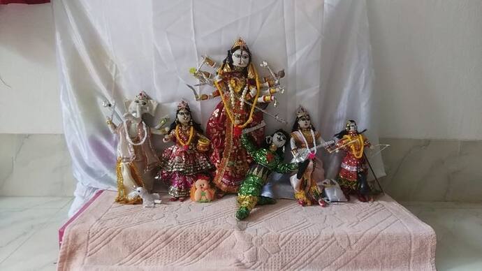 Durga Puja- নাতনির আবদার মেটাতে কাপড়ের প্রতিমায় মায়ের আবাহন বালুরঘাটের চক্রবর্তী পরিবারে