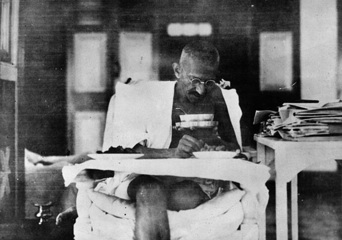 Maths में एवरेज और Geography में कमजोर स्टूडेंट थे महात्मा गांधी, जानें कहां-कहां से की पढ़ाई