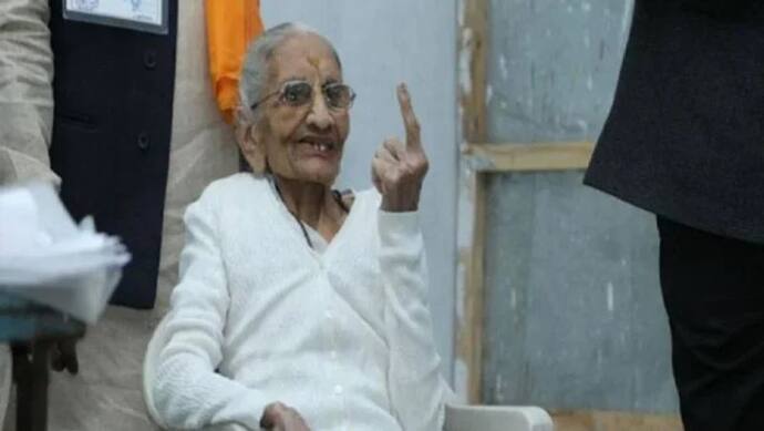 गांधीनगर निकाय चुनाव: पीएम मोदी की मां ने डाला वोट, 99 साल की उम्र में भी देखने को मिला जज्बा