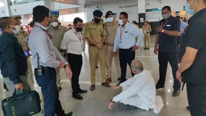 लखीमपुर कांड: छत्तीसगढ़ के CM बघेल को पुलिस ने एक पग भी नहीं बढ़ने दिया, तो फर्श पर बैठ देने लगे धरना