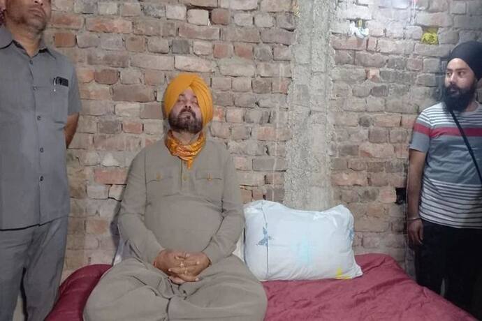 सिद्धू का हठयोग : लखीमपुर खीरी में भूख हड़ताल पर बैठे, कहा - मंत्री के बेटे की गिरफ्तारी तक चलेगा अनशन