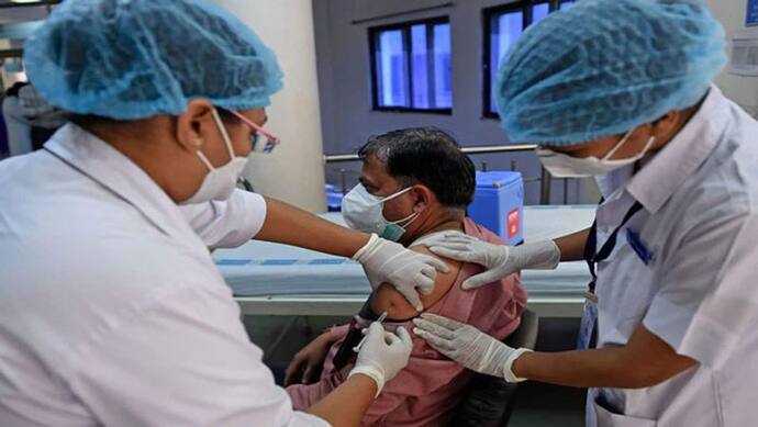 UP News: यूपी में 71.39 प्रतिशत लोग हुए पूरी तरह से वैक्सीनेटेड, बीते 24 घंटे में 10 नए कोरोना मरीज आए सामने