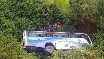 Shocking pictures: नेपाल में सवारियों से खचाखच भरी बस अचानक खाई में लुढ़कने लगी; मच गई चीख-पुकार