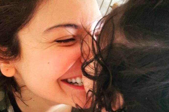 अनुष्का ने शेयर की बेटी की फोटो, कैप्शन में लिखा शानदार मैसेज