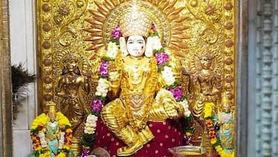 Vijayadashami: पुणे में लक्ष्मीजी ने पहनी 16 किलो की सोने की साड़ी, बंगाल में सिंदूर खेला की फोटोज़ भी देखिए
