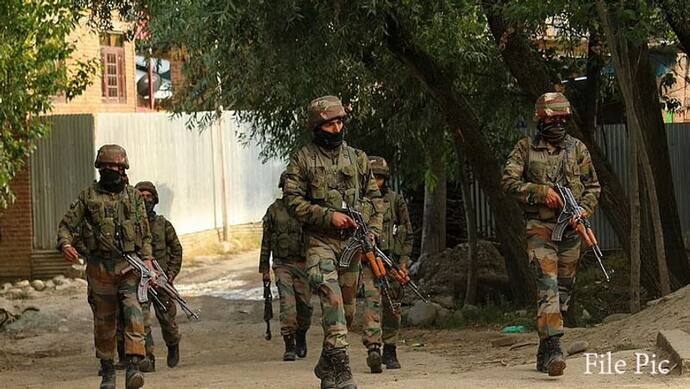 Jammu-Kashmir: सुरक्षा बलों के हाथ लगी बड़ी कामयाबी,  2 पुलिसवालों के हत्यारा LeT कमांडर उमर मुस्ताक खांडे ढेर