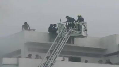 सूरत की फैक्ट्री में भीषण आग: 2 की मौत, जान बचाने 5वीं मंजिल से कूदे मजदूर, तस्वीरों में देखिए भयावह मंजर