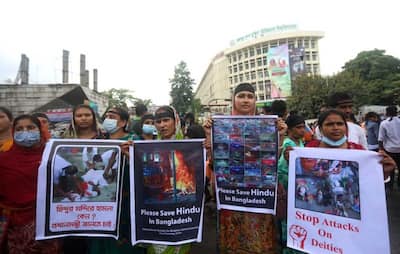 बांग्लादेश में हिंदुओं पर हमला: ढाका विवि के छात्रों ने धार्मिक समूहों के साथ किया प्रदर्शन, सड़क जाम