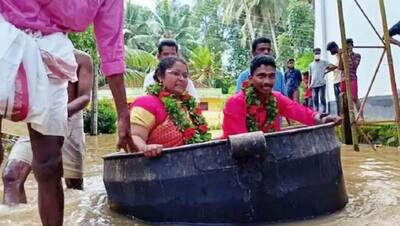 केरल में भारी बारिश और तबाही के बीच शानदार तस्वीर: दूल्हा-दुल्हन शादी करने पतीले में बैठकर मंडप तक पहुंचे