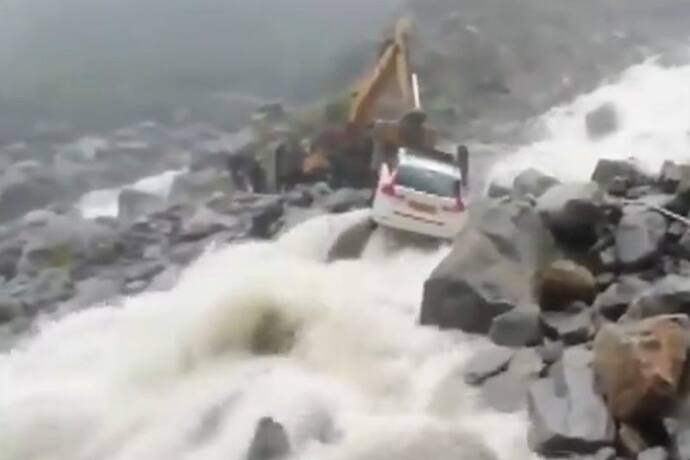 उत्तराखंड में भारी बारिश से तबाही: 500 से ज्यादा टूरिस्ट फंसे, रेस्क्यू ऑपरेशन जारी, पीएम मोदी ने की CM से बात