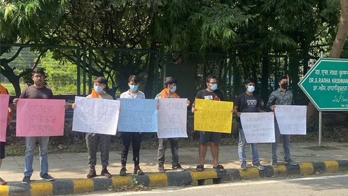 बांग्लादेश में हिंदुओं पर हमला: VHP ने दिल्ली में हाईकमीशन के सामने किया विरोध प्रदर्शन