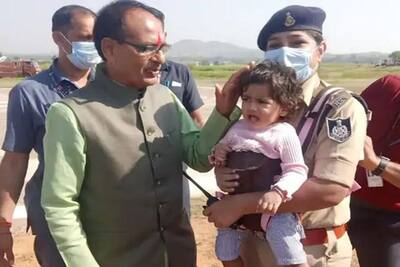 लेडी अफसर को सलाम: छाती पर डेढ़ साल की बेटी और हाथ में गन, जब CM ने इस DSP को देखा तो पास जाकर की तारीफ