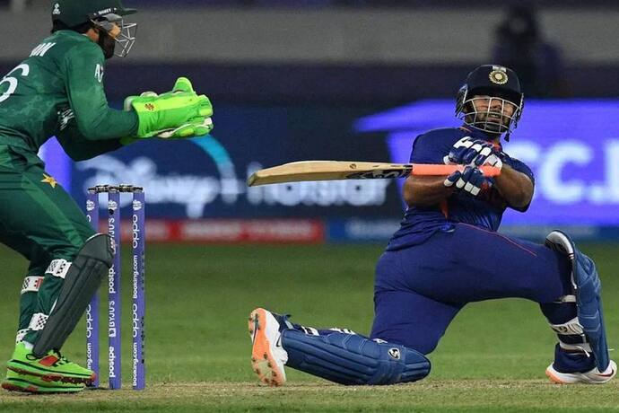 T20 World Cup 2021: पावरफुल पंत का कमाल, एक हाथ से लगाए दो-दो सिक्स, पाकिस्तानी प्लेयर भी रह गए हैरान