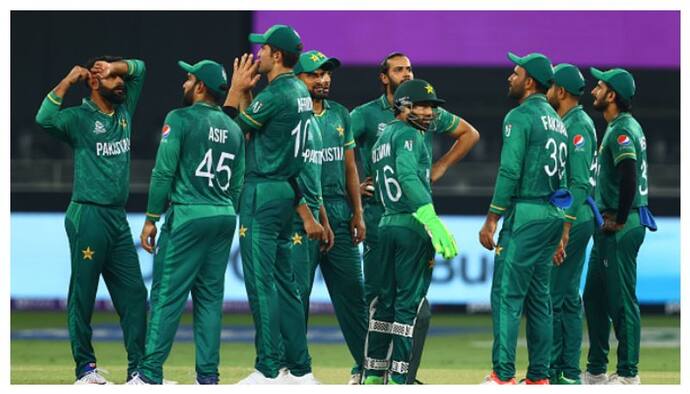 T20 World Cup 2021 PAK vs AUA: पाकिस्तान की हार के बाद खिलाड़ियों को यह कहकर ढांढस बंधाते नजर आए पाक कप्तान