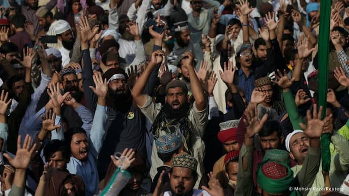 Pakistan: বিক্ষোভ সমাবেশ ঘিরে রক্তাক্ত পাকিস্তান, নিষিদ্ধ সংগঠনের গুলিতে নিহত ৩ পুলিশ কর্মী