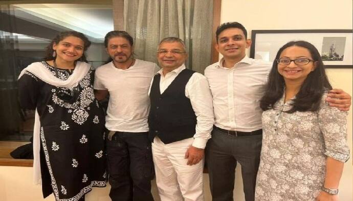 Shah Rukh Khan's Photo- 'সত্যের জয়'- আরিয়ানের জামিনে লিগ্যাল টিমের সঙ্গে ছবির পোজ, মন্নতে ঢুকলেন শাহরুখ