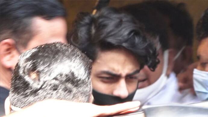Aryan Khan Drug Case: ऑर्थर जेल रोड से 27 दिन बाद रिहा हुए आर्यन खान;  जेल से मन्नत तक दिखी भारी भीड़