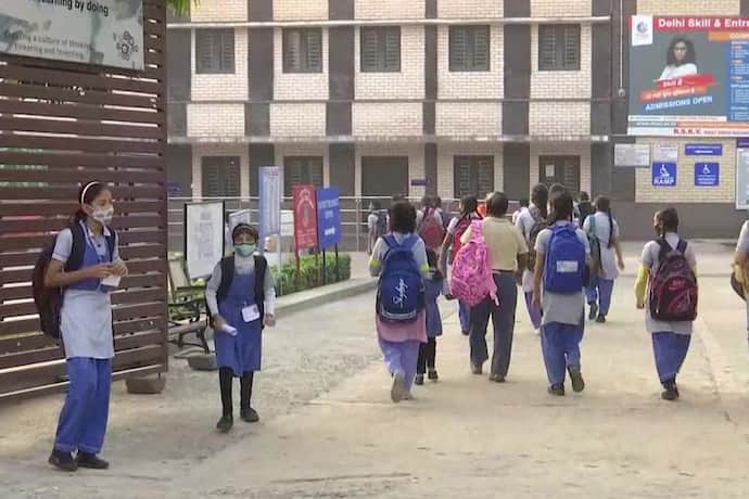 Delhi Schools Reopen: दिल्ली में फिर खुले स्कूल, छात्रों में दिखा उत्साह, प्रोटोकॉल का करना होगा पालन