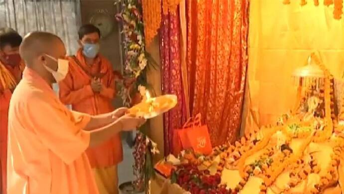 Diwali पर CM योगी ने Ayodhya में किए रामलला के दर्शन, भगवान से मांगा ये वरदान..पहुंचे गरीब के घर