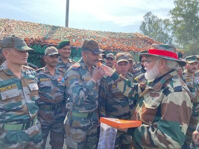 PM Modi Diwali with Soldiers हाथों से खिलाई मिठाई, 10 फोटोज  देखिए प्रधानमंत्री का साथ पाकर जोश से भर उठे जवान
