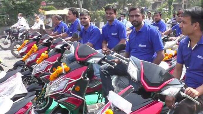 Diwali 2021 : कर्मचारियों को गिफ्ट में मिली Electric Scooter, गुजरात के एक और कारोबारी ने दिखाया बड़ा दिल