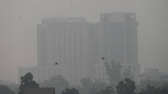 Delhi Air Quality: गैस चेंबर बने दिल्ली के कई इलाके; AQI 533  पर पहुंचा; आसमान पर धुएं की मोटी परत चढ़ी