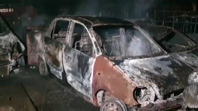गुजरात के पुलिस स्टेशन में लगी भयानक आग, दर्जनों गाड़ियां कुछ ही देर में जलकर हुईं खाक..