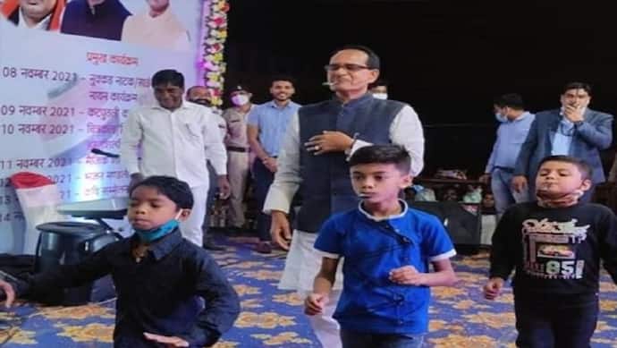 बच्चों को देख CM Shivraj खुद बन गए बच्चे, साथ लगाई चम्मच रेस..वीडियो में देखिए मुख्यमंत्री का गजब खेल
