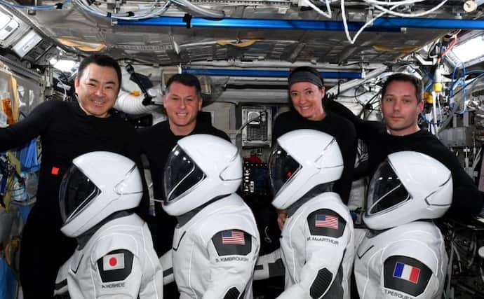 Astronauts to Use Diaper-পৃথিবীতে ফেরার পথে ভোগান্তি, ভেঙে গেছে টয়লেট, ভরসা ডায়পার