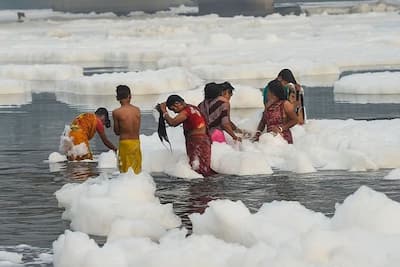 chhath puja 2021: चौंक गए आप..बर्फ नहीं ये है दिल्ली यमुना नदी की तस्वीर, जहरीले झाग में लग रही आस्था की डुबकी