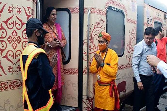 अयोध्या पहुंची रामायण यात्रा की पहली ट्रेन, श्रद्धालुओं ने लगाए जय श्रीराम के नारे, जमकर हुआ स्वागत-सत्कार