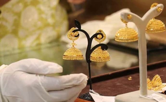 Gold Price Today-স্বস্তি নেই সোনার দামে,বিয়ের মরশুমে ক্রমশ দামী হচ্ছে সোনালী ধাতু