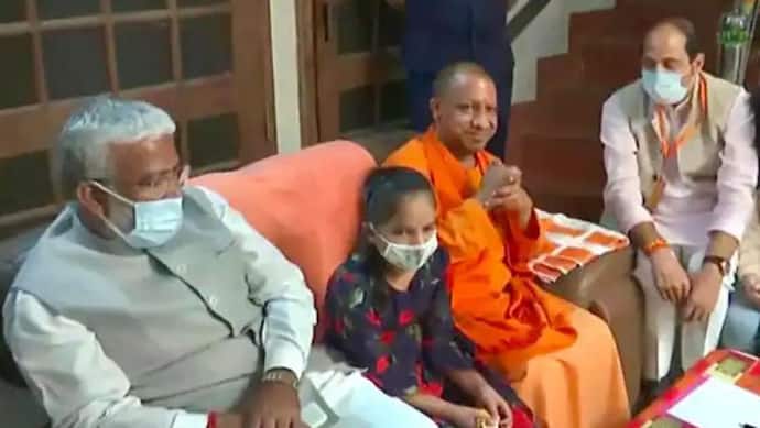 जब कैराना में 5 साल की बिटिया से बोले CM Yogi, डरना मत, बाबा के बगल में बैठी हो...गुंडे दूसरी यात्रा पर जाएंगे