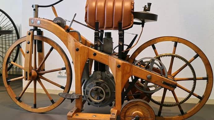 ऐसी दिखती थी दुनिया की पहली मोटरसाइकिल, 116 साल पहले इस खास तकनीक से तैयार की गई थी