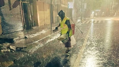 Heavy Rainfall: भारी बारिश में भी सड़क से गंदगी हटाती रही लेडी सफाई कर्मचारी, लोगों ने किया सैल्यूट