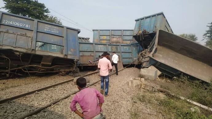जौनपुर में मालगाड़ी की 21 बोगियां पलटीं, लखनऊ रूट जाम होने से महामना समेत कई ट्रेनें फंसी