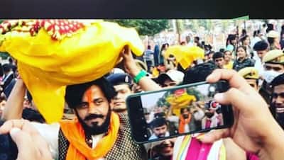 Chhath Puja 2021: सांसद Ravi kishan ने यूं मनाया छठ महापर्व, सिर पर उठाया डलिया..देखिए शानदार तस्वीरें