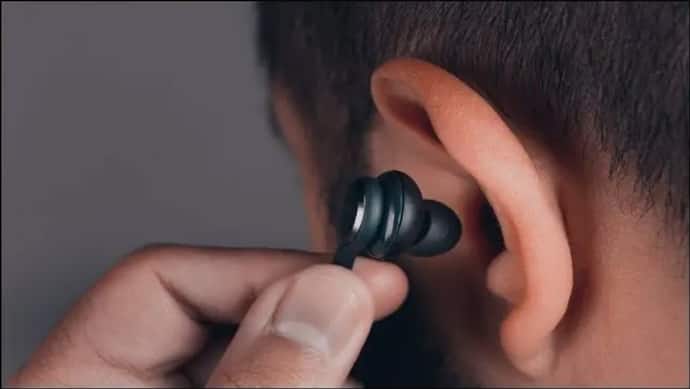 Ear Infection:कानों में घंटों Earphone लगाने से हो सकती है गंभीर बीमारी, जानें इसके हाइजीन से जुड़े टिप्स
