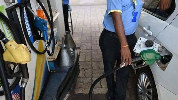 Petrol Diesel Price Today, 26 Dec 2021 : साल के अंतिम हफ्ते में आउटिंग के लिए करनी पड़ेगी कितनी जेब ढीली,देखें