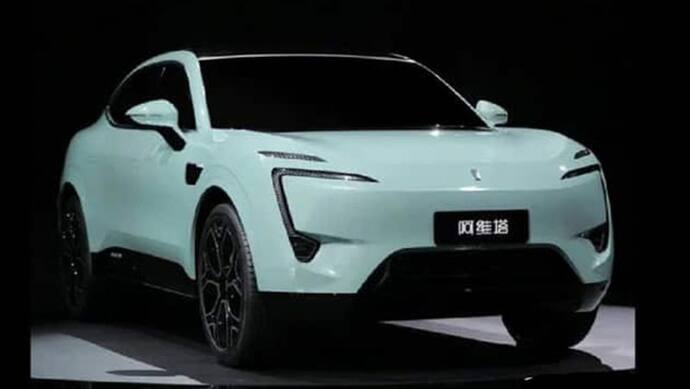 चीन में तीन कंपनियों ने मिलकर बनाई 700KM रेंज वाली Electric Car, 4 Sec में 100 की रफ्तार, देखें शानदार फीचर