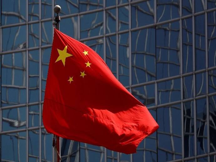Hong Kong के स्कूलों पर अब China का झंडा फहरेगा, चीनी राष्ट्रगान अनिवार्य, नहीं गाने पर मिलेगी यह सजा