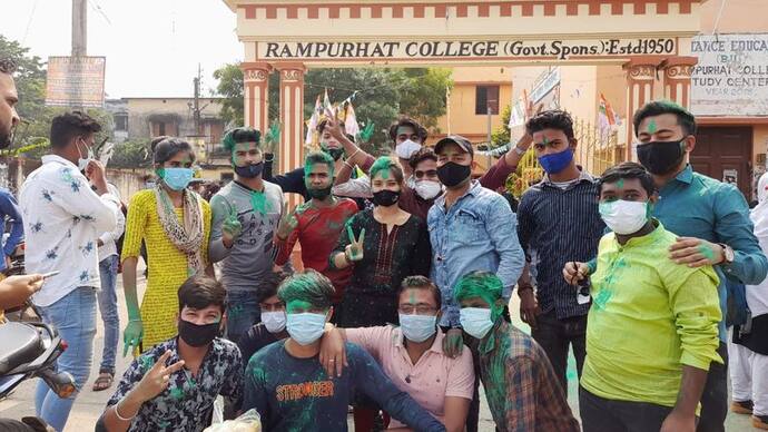 College Reopen: কলেজ খুলতেই উল্লাস পড়ুয়াদের, রামপুরহাটে আবির খেলল টিএমসিপি-র সদস্যরা